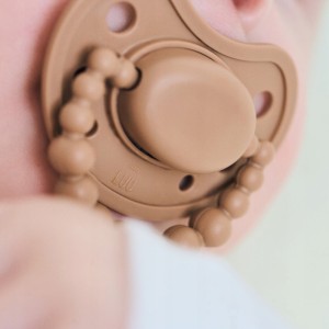 Smoczek pozycjonujący LUU Kids Milk Hazelnut +6 miesięcy
